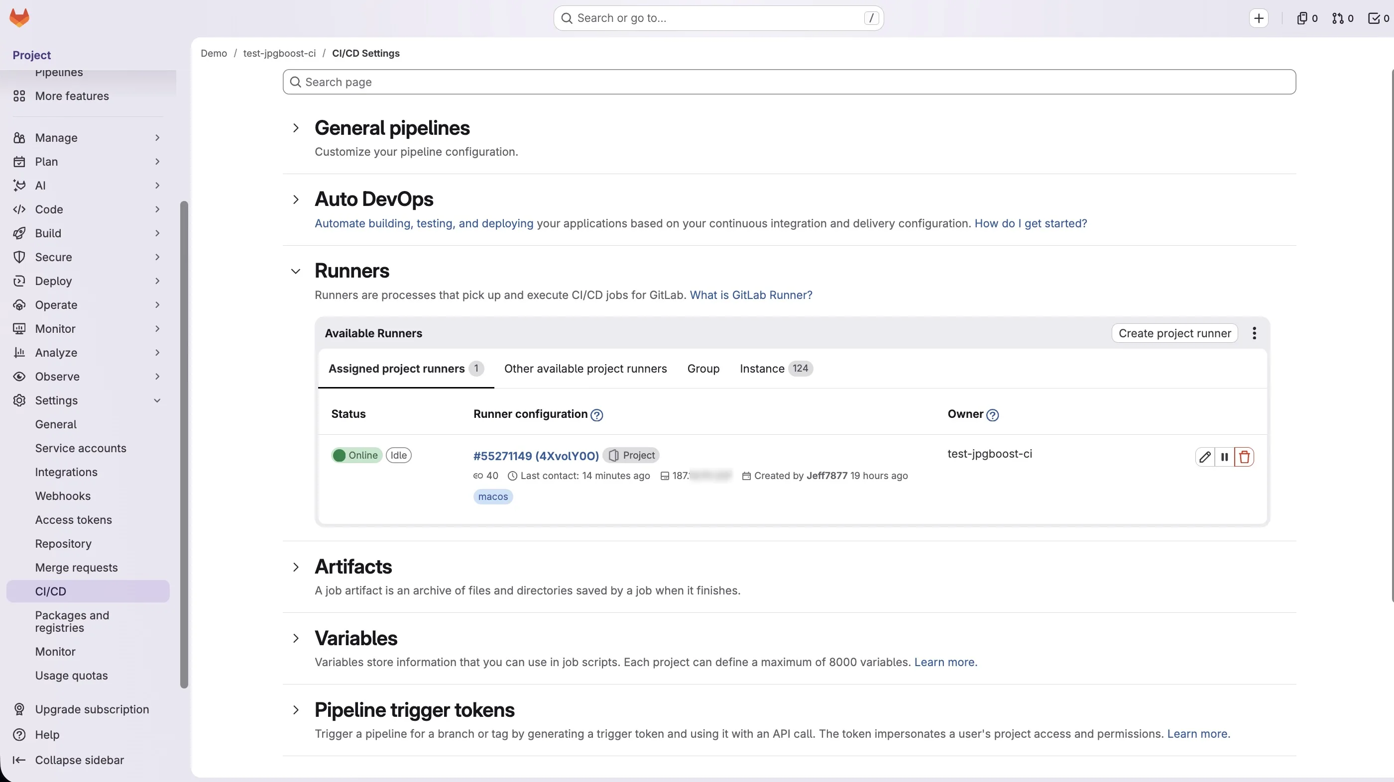 GitLab की CI/CD सेटिंग्स, जिसमें macos टैग वाला एक असाइन किया गया प्रोजेक्ट रनर ऑनलाइन और निष्क्रिय दिख रहा है